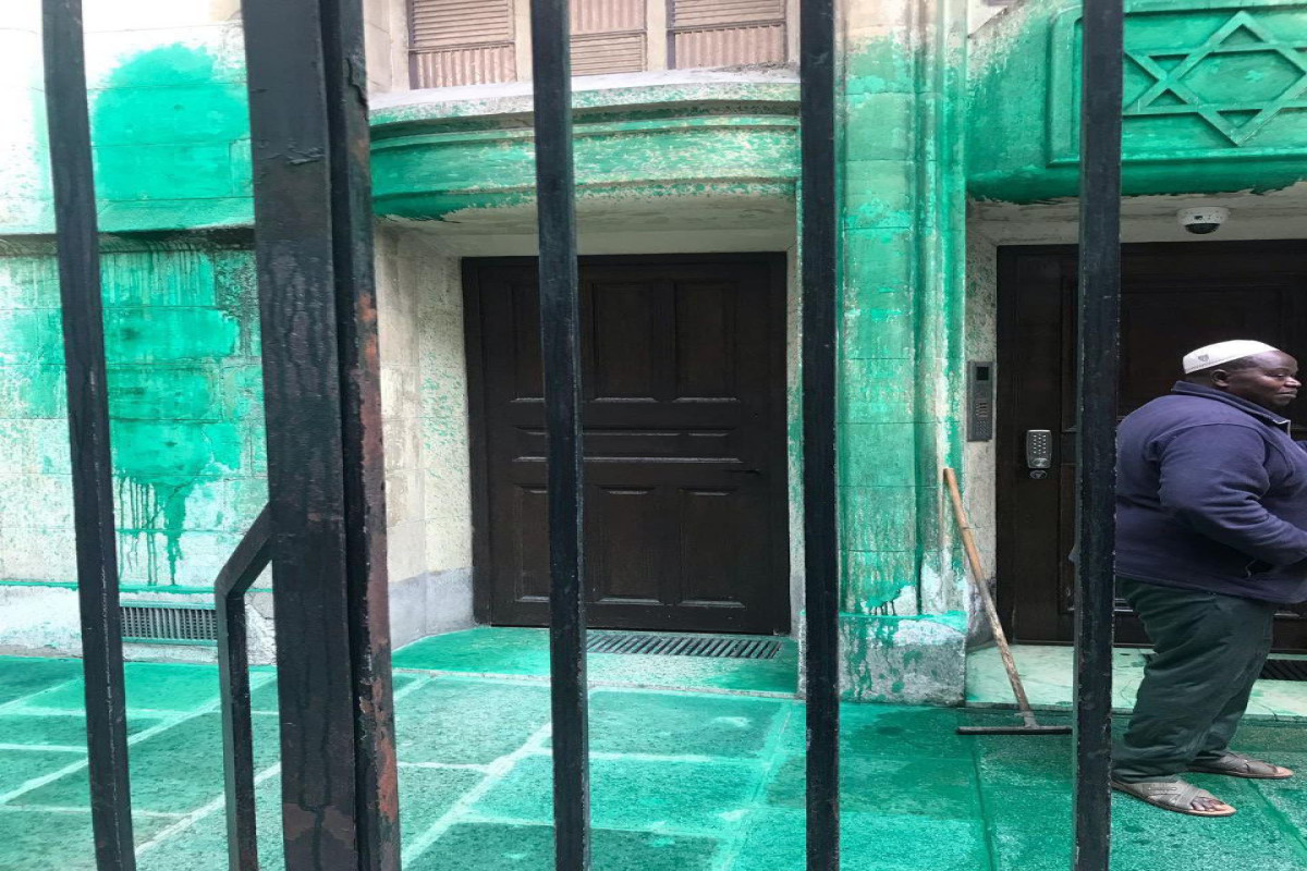 Антисемитская атака в Париже: вандалы облили краской мемориал Холокоста и три синагоги