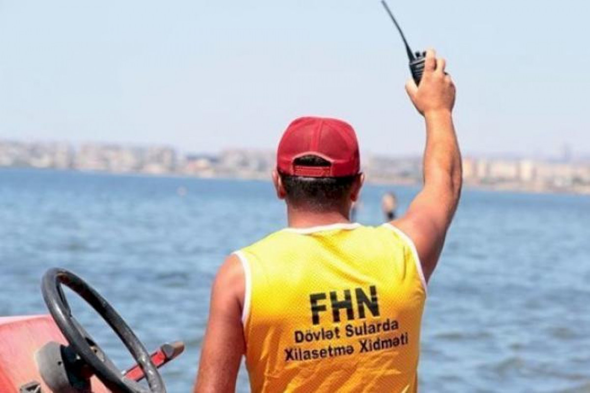 В Баку спасены рыбаки, застрявшие на скалах в море-ВИДЕО 