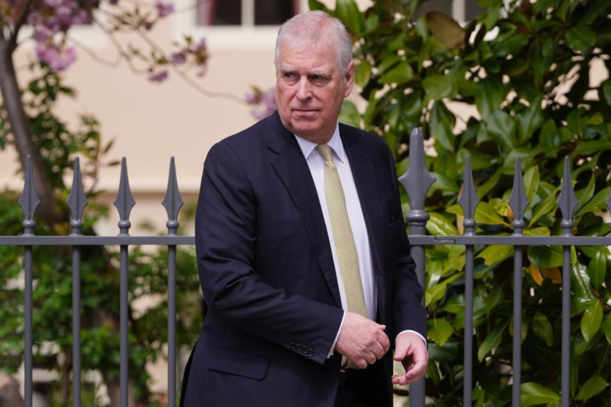 Чарльзу III придется платить ежегодное пособие лишенному титулов принцу Эндрю