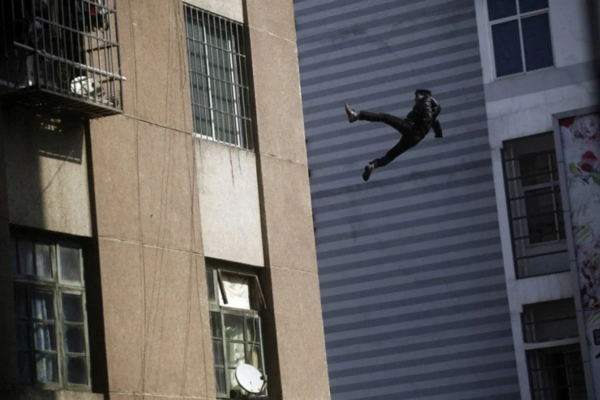 В Абшероне 19-летний подросток погиб, упав с 12-го этажа