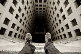 В Абшеронском районе подросток погиб, выпав с балкона