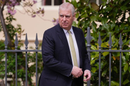 Чарльзу III придется платить ежегодное пособие лишенному титулов принцу Эндрю