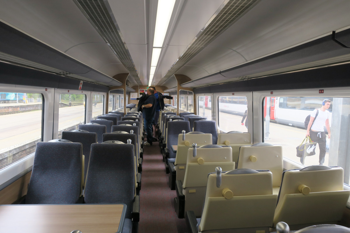 Жизни девяти пострадавших в нападении в поезде в Англии под угрозой