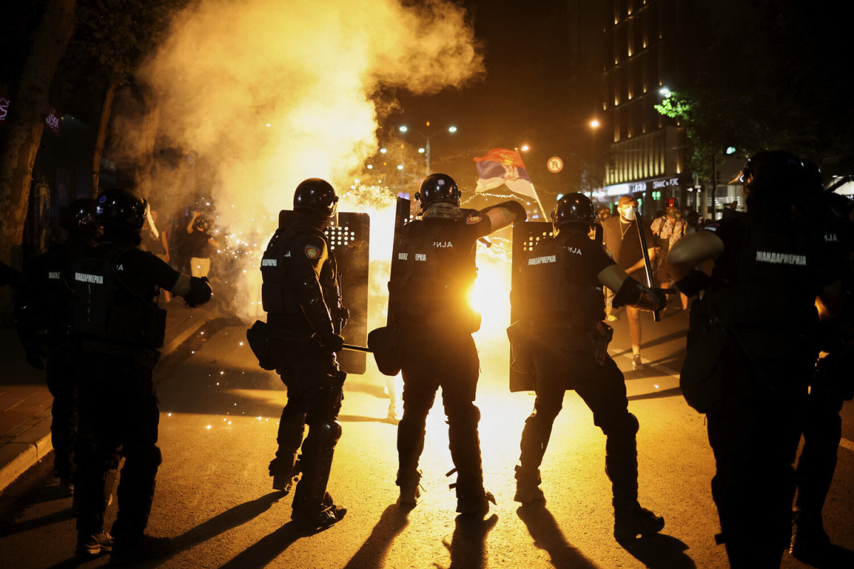 В Сербии перед парламентом собрались сторонники и противники Вучича