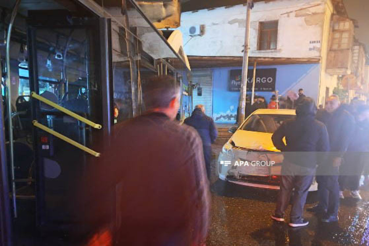 В Баку автобус столкнулся с двумя автомобилями