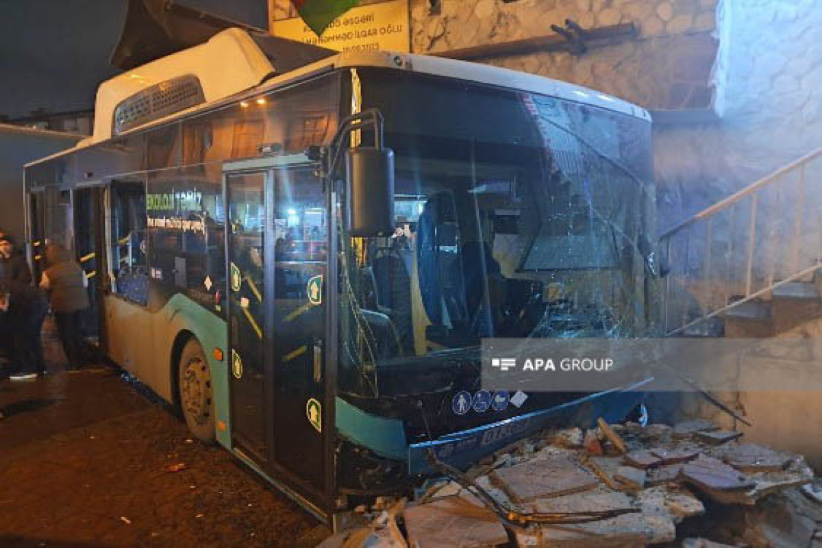 В Баку автобус столкнулся с двумя автомобилями