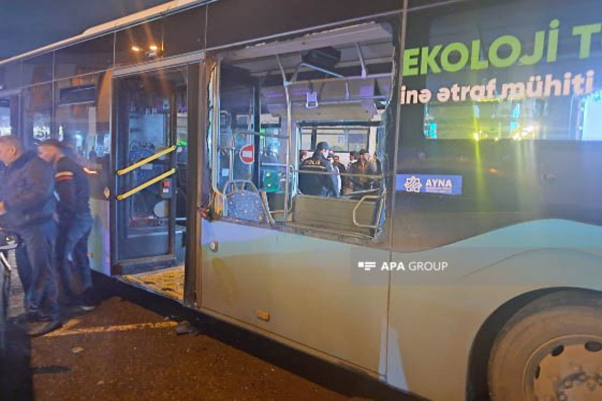 В Баку автобус столкнулся с двумя автомобилями