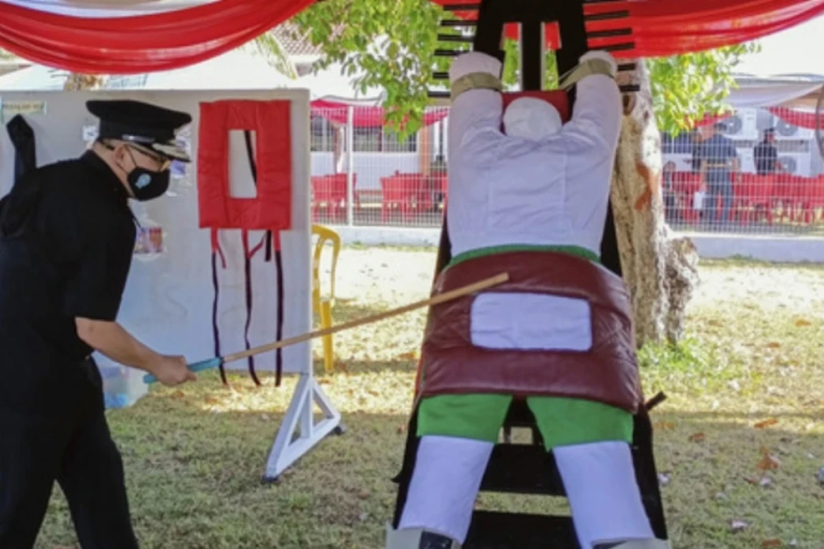 В Сингапуре интернет-мошенников будут наказывать поркой