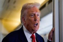 Трамп продлил на год введенные в 1979 году санкции против Ирана