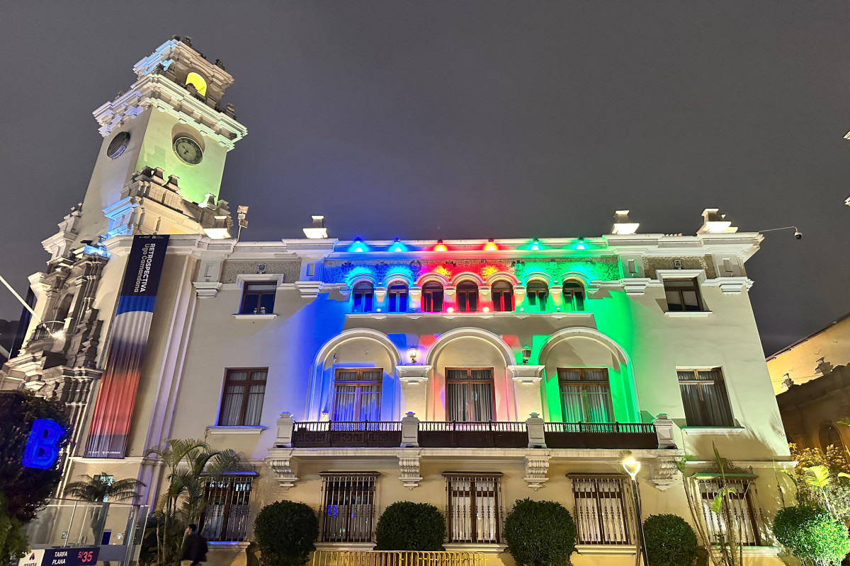 Здание мэрии в Лиме осветили в цвета азербайджанского флага