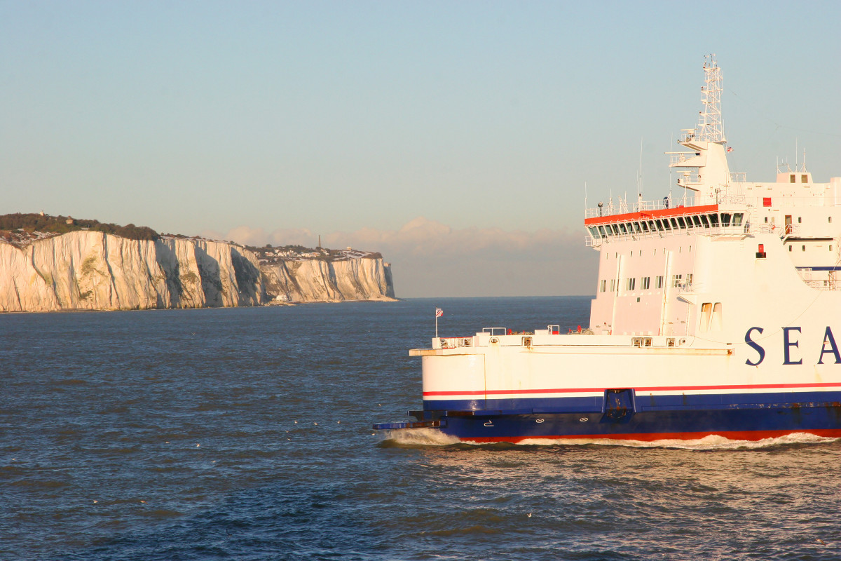 Паром с 20 пассажирами на борту все еще стоит у берегов Сочи