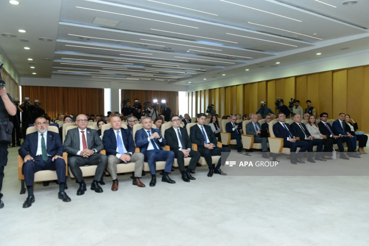 В Баку обсудили нормы азербайджанского литературного языка в СМИ-ФОТО 