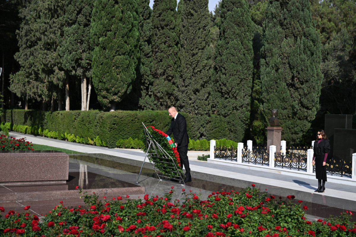 Президент и первая леди Азербайджана почтили память Гейдара Алиева в День Победы-ФОТО 