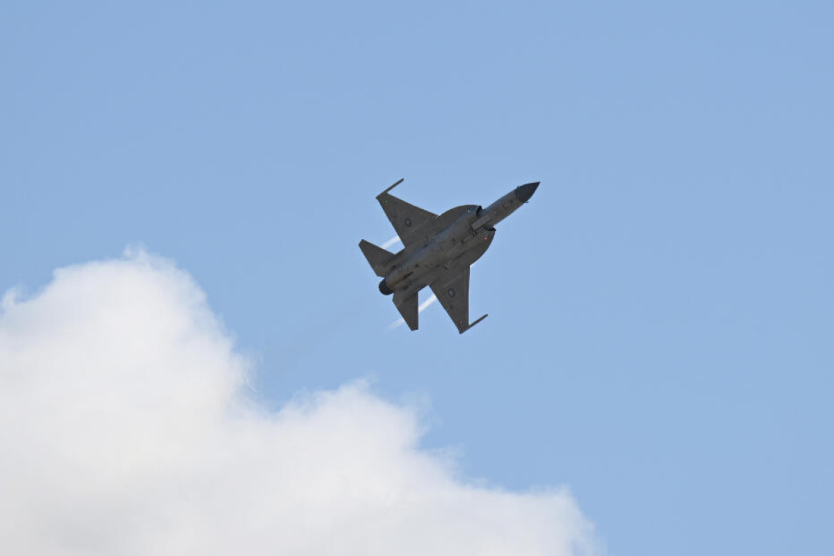 В небе Баку — современные истребители JF-17 и Su-25ML «Лачин»-ВИДЕО 