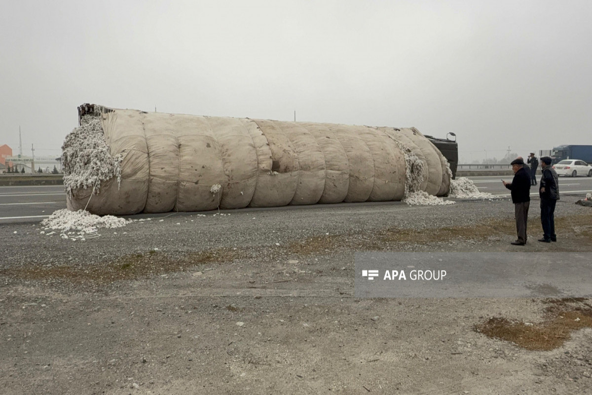 На трассе Баку–Газах перевернулся «КамАЗ», груженный хлопком-ФОТО 