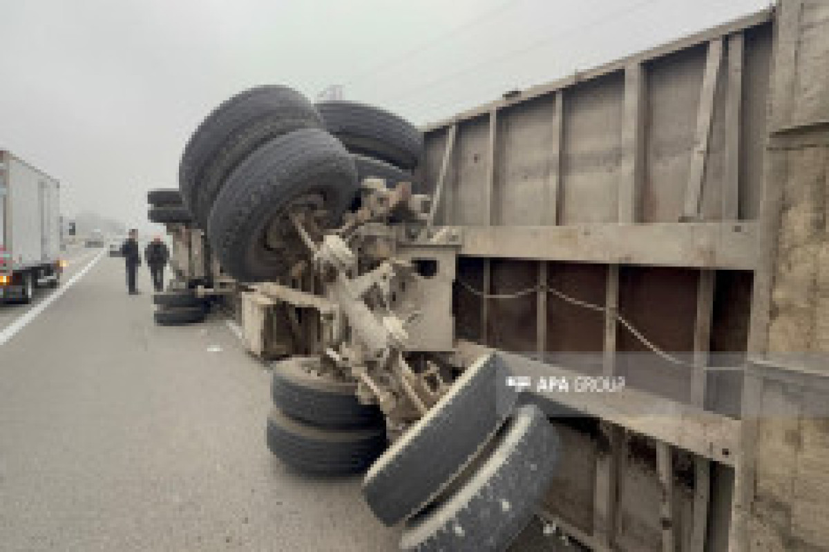 На трассе Баку–Газах перевернулся «КамАЗ», груженный хлопком-ФОТО 