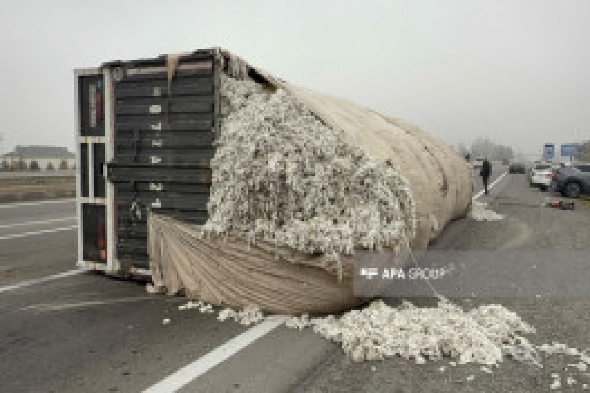 На трассе Баку–Газах перевернулся «КамАЗ», груженный хлопком-ФОТО 