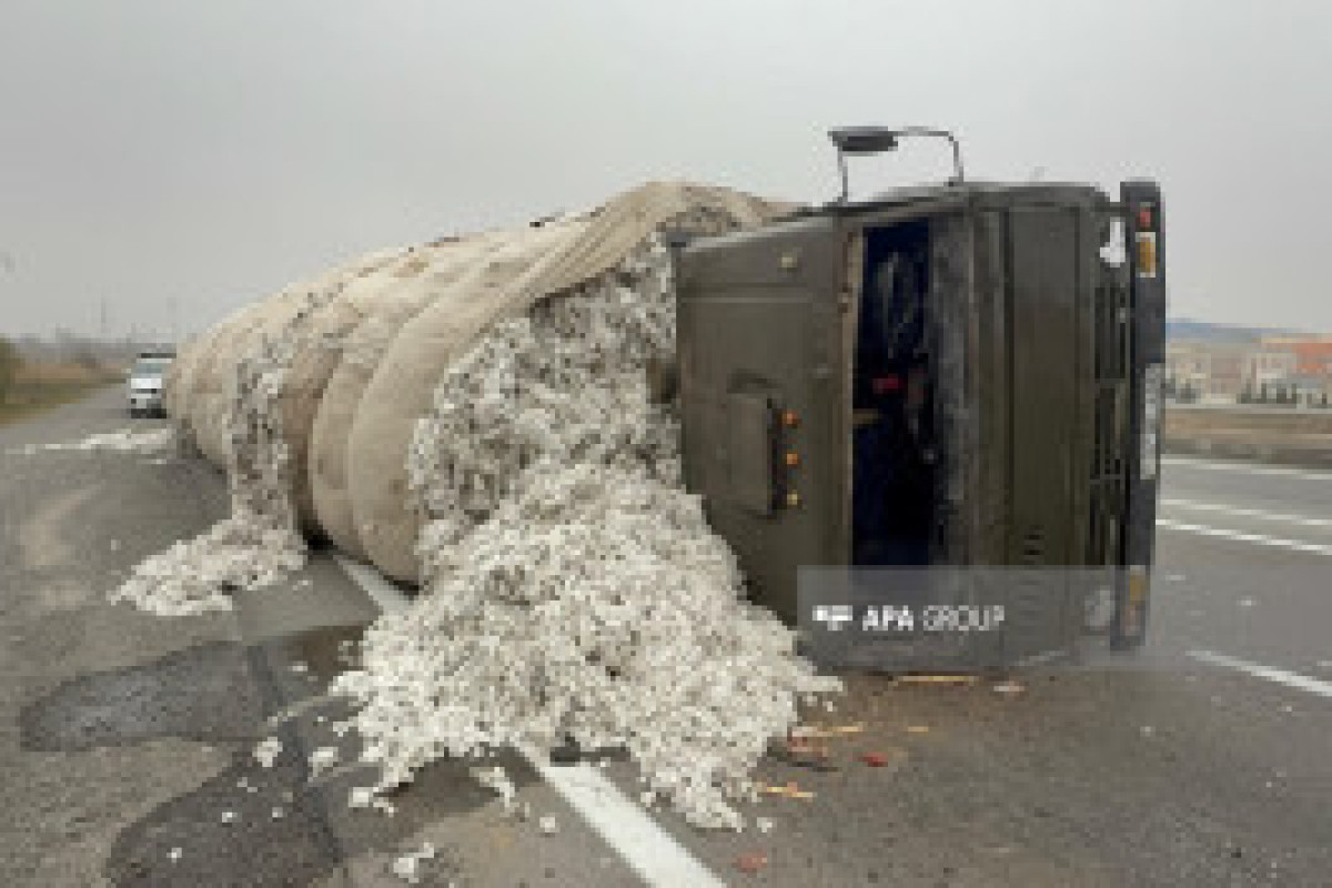 На трассе Баку–Газах перевернулся «КамАЗ», груженный хлопком-ФОТО 