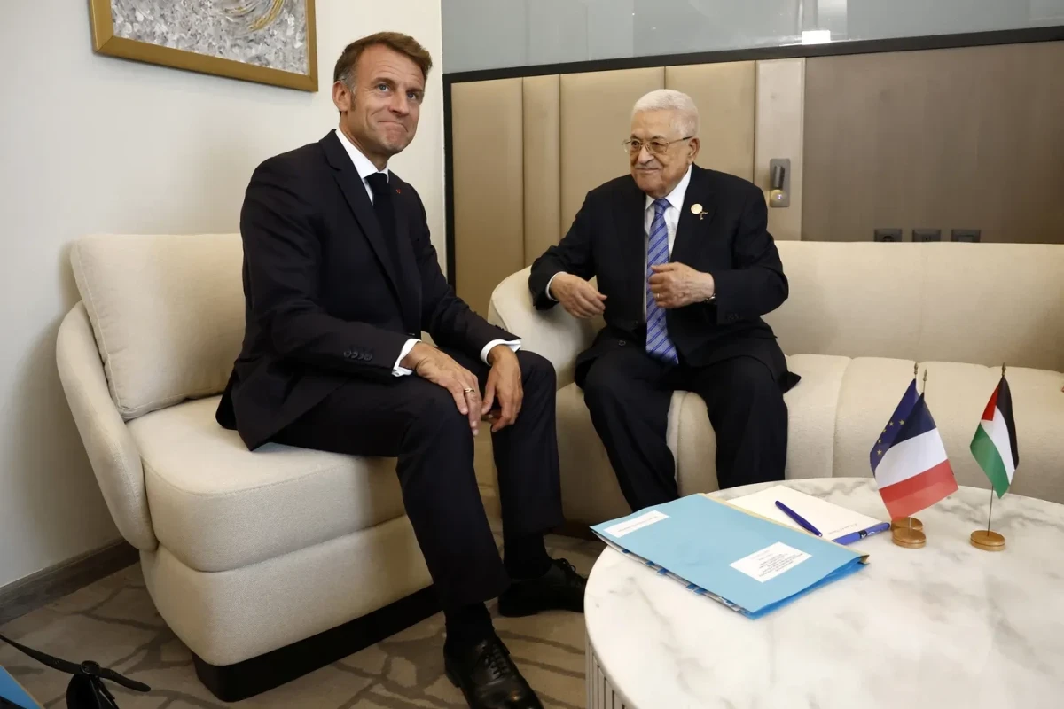 Макрон встретится в Париже с Махмудом Аббасом