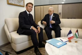 Макрон встретится в Париже с Махмудом Аббасом