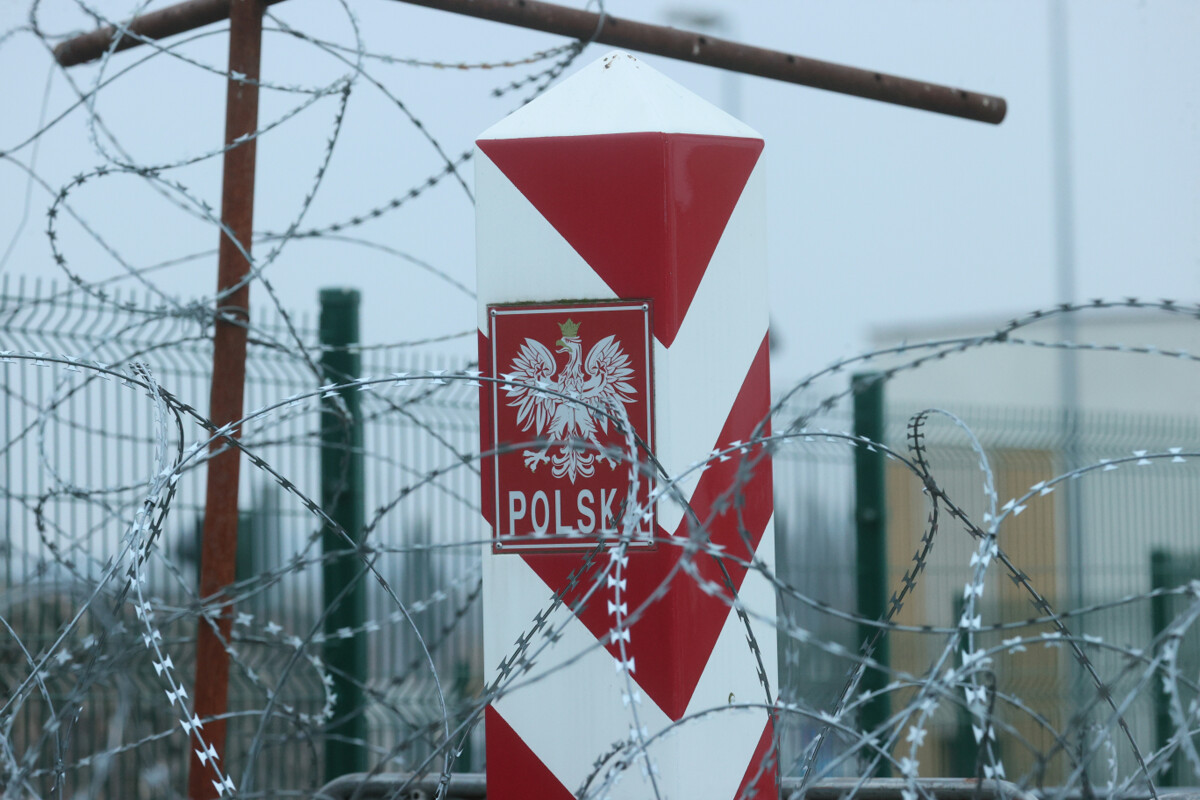 Польша начала строить второй забор на границе с Беларусью