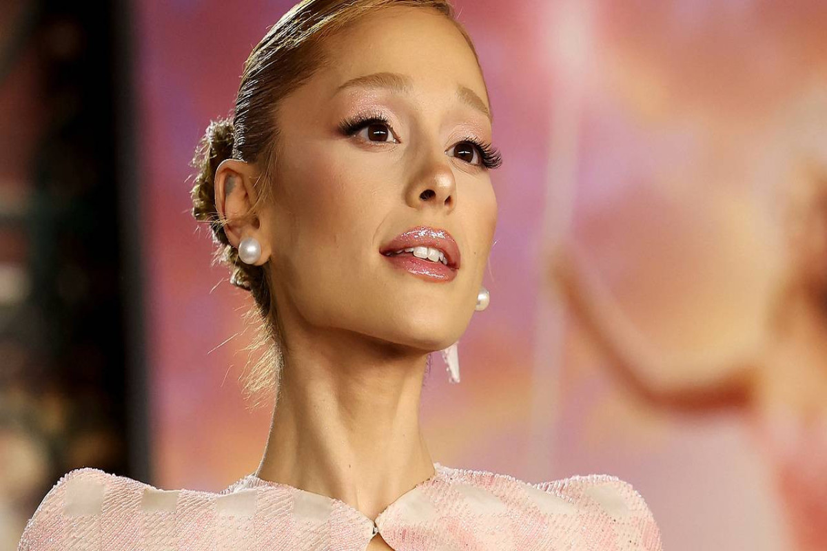 На премьере «Злой» фанат атаковал Ариану Гранде на красной дорожке-ВИДЕО 