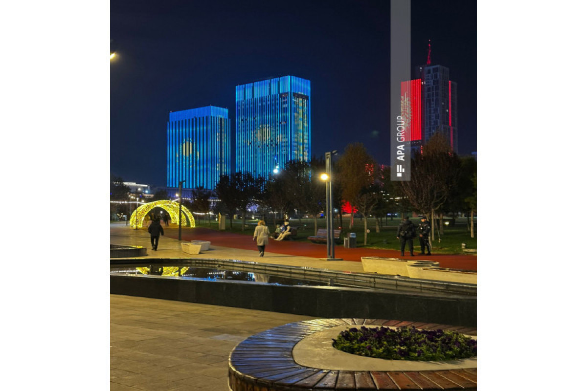 В Ташкенте на здания спроецирован азербайджанский флаг