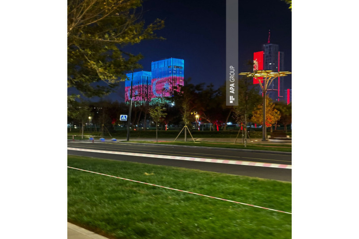 В Ташкенте на здания спроецирован азербайджанский флаг