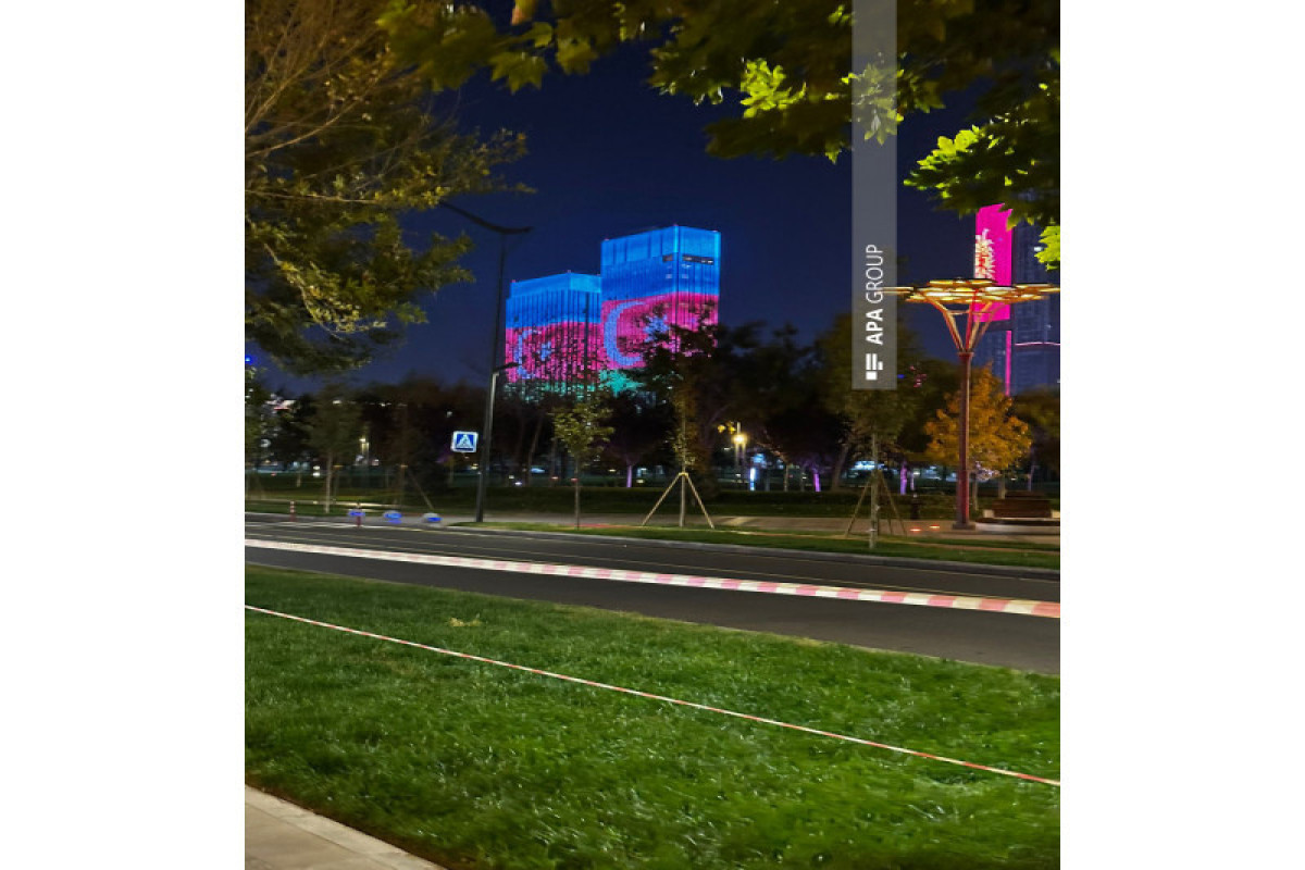 В Ташкенте на здания спроецирован азербайджанский флаг