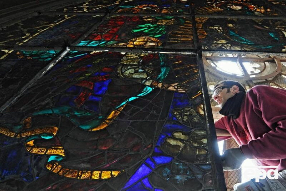 Итальянский чиновник случайно разбил исторический витраж в Риме