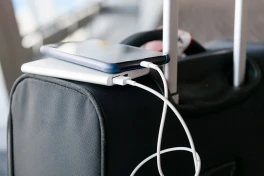 AZAL вводит запрет на зарядку устройств от пауэрбанков в самолетах