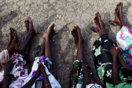 Нападение на школу в Нигерии: десятки учениц увезены боевиками