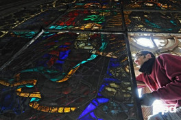 Итальянский чиновник случайно разбил исторический витраж в Риме