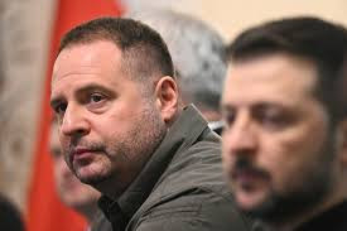 "Страна": Увольнение Ермака сломает вертикаль власти Зеленского 