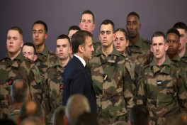 Франция запускает добровольную военную службу для 18–19-летних