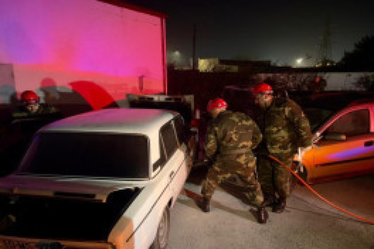 МЧС провело ночные учения по спасению пострадавших в ДТП-ФОТО 