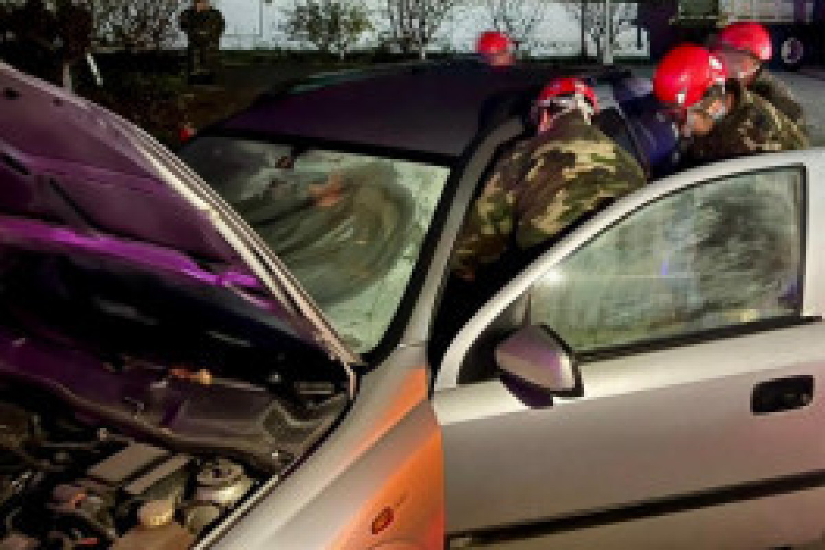 МЧС провело ночные учения по спасению пострадавших в ДТП-ФОТО 