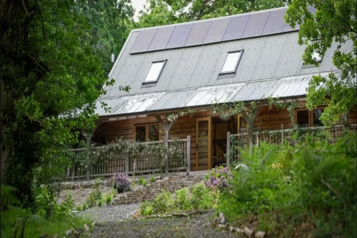 Пара из Великобритании рассказала, как лесной дом стал их спасением