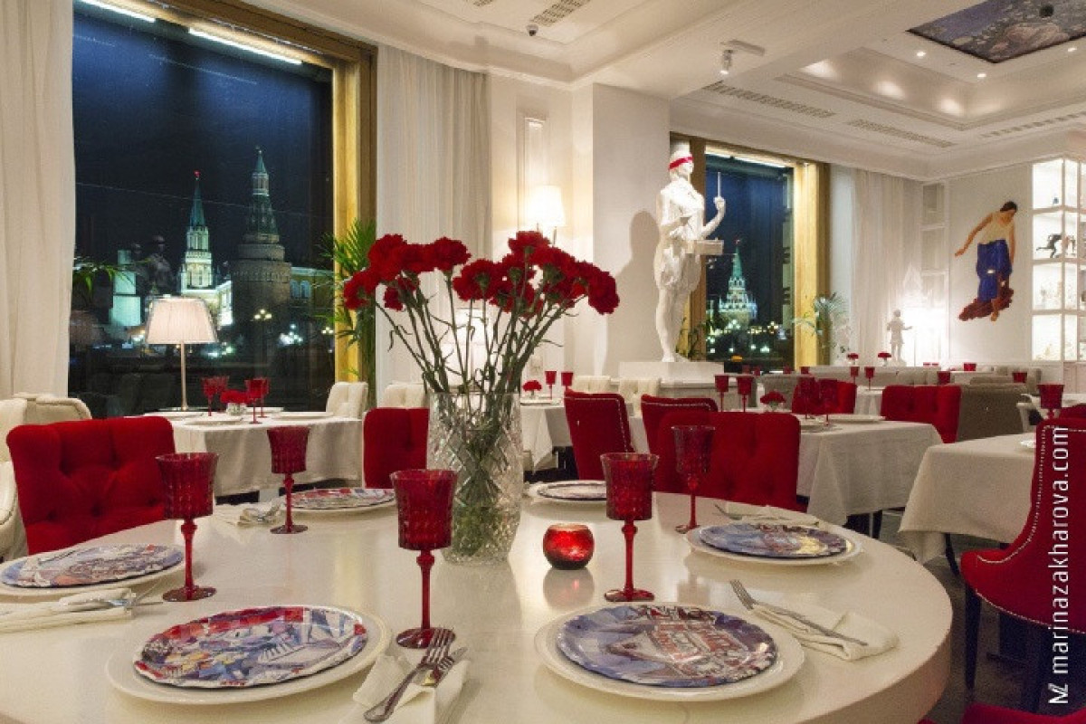 Виктора Орбана накормили в Москве блинами, пельменями и борщом