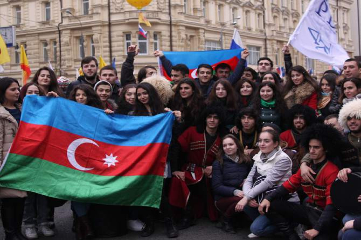 Патриотизм издалека: диаспорный парадокс азербайджанцев - ТОЧКА ЗРЕНИЯ 