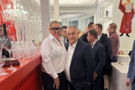 Виктора Орбана накормили в Москве блинами, пельменями и борщом