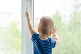 В Баку трехлетний ребенок выпал из окна