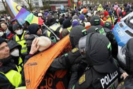 В Германии во время протестов против съезда АдГ пострадали до 15 полицейских-ВИДЕО 
