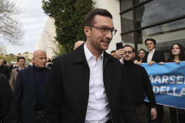 Во Франции пенсионер разбил яйцо о голову лидера правой партии