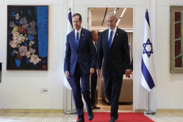 Нетаньяху попросил президента Израиля о помиловании