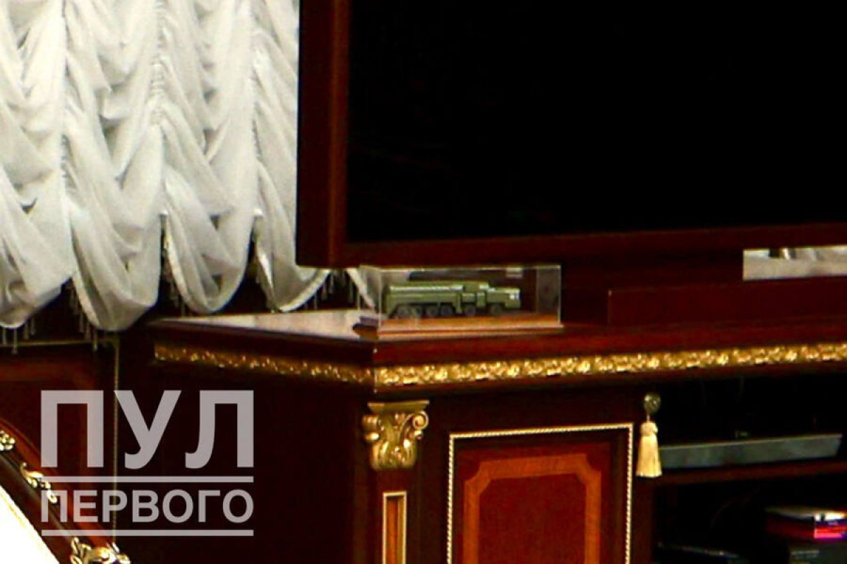 На столе у Лукашенко заметили модель ракетного комплекса "Орешник"