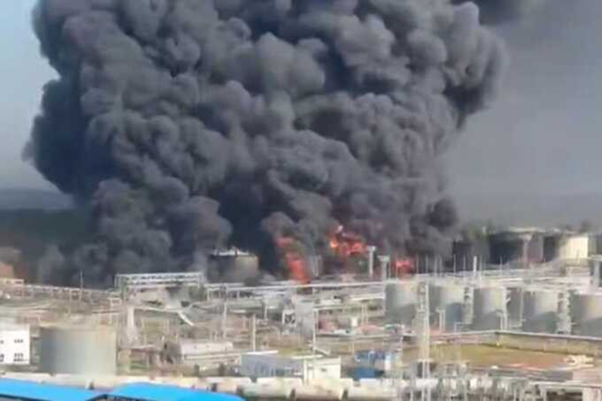 В Крыму после атаки дронов вспыхнул пожар на крупнейшей нефтебазе