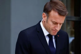 Парламентарии начали давить на Макрона с призывами к оставке
