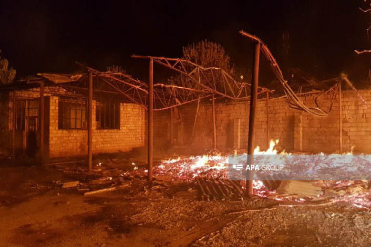 Пожар в древопильном цехе в Гейчае перекинулся на дома-ФОТО 