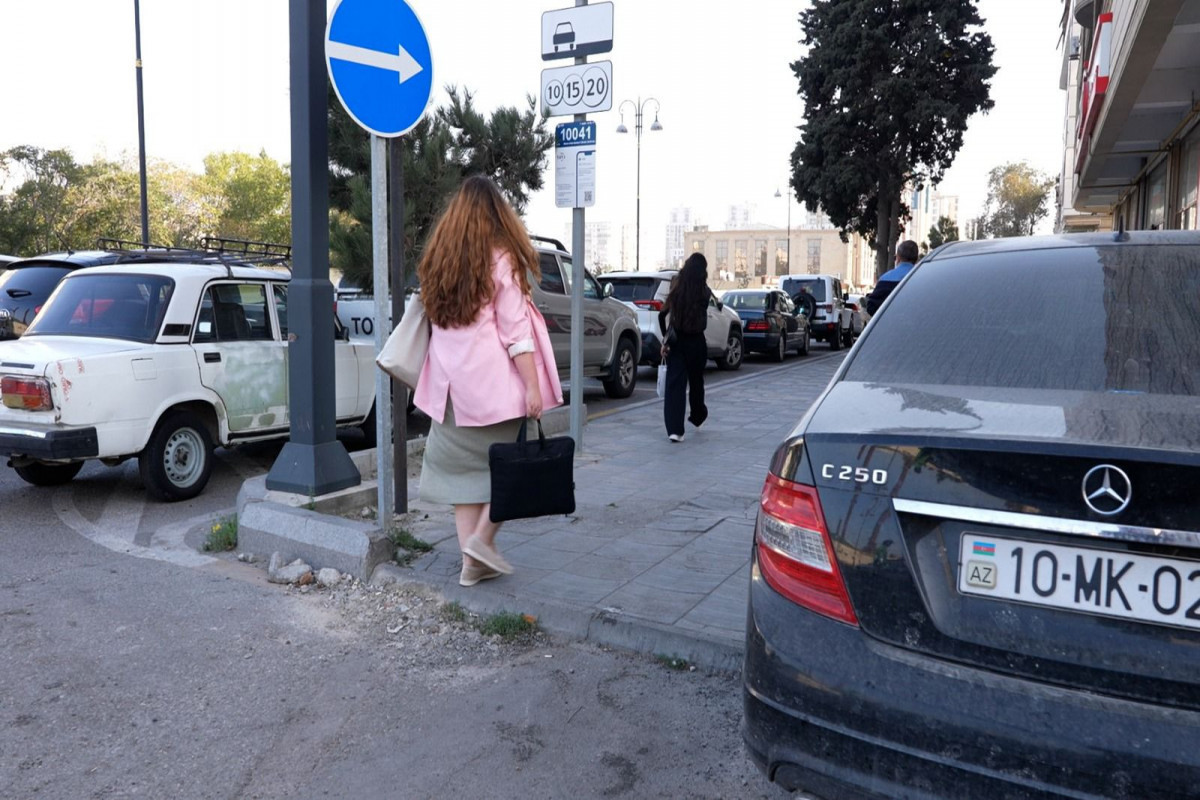 В Баку продолжается война за тротуары-ФОТО 